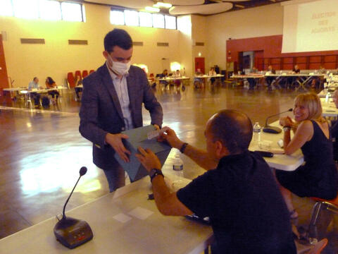 Le benjamin de l'assemblée, Lucas Lacoste recueille les buleltins de vote